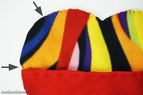 Come fare un cuscino cuore cucito a mano con tasca Festeggia San Valentino con messaggi d’amore dentro la tasca di questo cuscino cuore cucito a mano! Il cartamodello gratis è semplice per principianti e bambini da cucire a mano o a macchina. #sanvalentino #sanvalentinofaidate