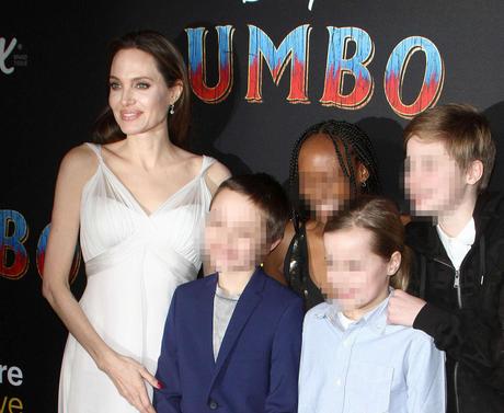 Canalis e Jolie insieme al cinema: vecchie amiche, ma nessun saluto tra le due Canalis e Jolie insieme al cinema: vecchie amiche, ma nessun saluto tra le due