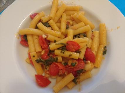 Il Gusto di Non Sprecare: Pasta con pomodoro e foglie di rapanello Il Gusto di Non Sprecare: Pasta con pomodoro e foglie di rapanello
