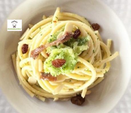 Spaghetti al pesto di broccoli, alici e uvetta Spaghetti al pesto di broccoli, alici e uvetta