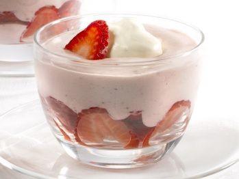 Mousse di yogurt e fragole dolci,ricette,ricetta,ricette fragole,ricette mousse,ricette crema,dolci al cucchiaio