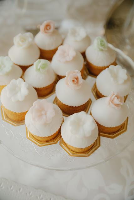 Intrecci di eucalipto e ulivo: un cake topper Intrecci eucalipto ulivo: cake topper