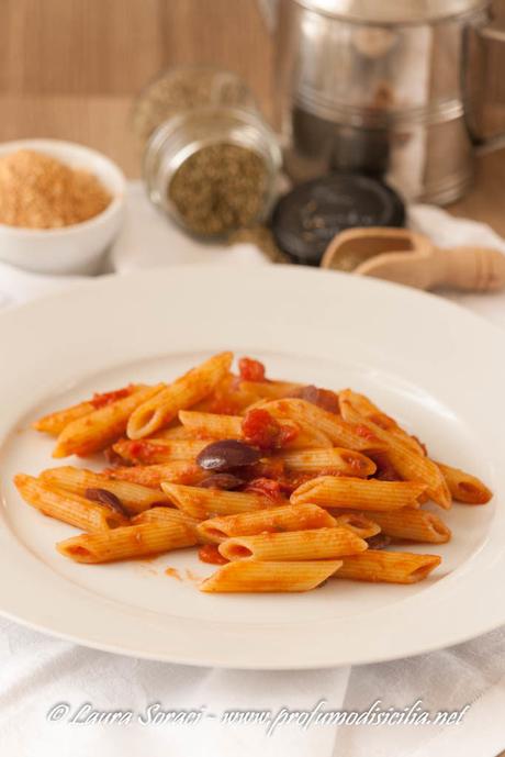 Pasta con Alici e Olive Nere per un pranzo veloce Pasta con Alici e Olive Nere per un pranzo veloce