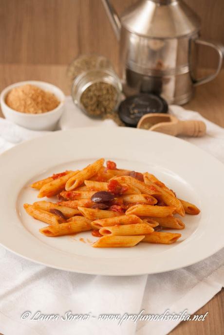 Pasta con Alici e Olive Nere per un pranzo veloce Pasta con Alici e Olive Nere per un pranzo veloce