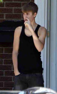 Justin Bieber beccato per caso col dito nel naso