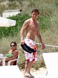 Totti al mare, Totti al mare a mostrar pacco e chiappe chiare