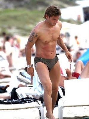 Totti al mare, Totti al mare a mostrar pacco e chiappe chiare