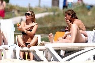 Totti al mare, Totti al mare a mostrar pacco e chiappe chiare