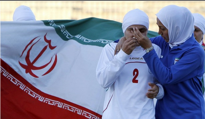 FOTO DEL GIORNO 6 GIUGNO 2011 : LE GIOCATRICI IRANIANE IN LACRIME, VIETATO USARE L'HIJAB