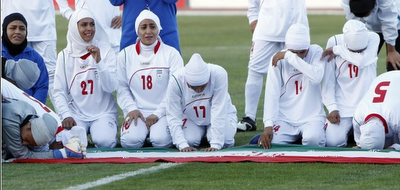 FOTO DEL GIORNO 6 GIUGNO 2011 : LE GIOCATRICI IRANIANE IN LACRIME, VIETATO USARE L'HIJAB