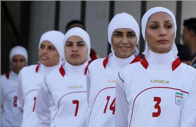 FOTO DEL GIORNO 6 GIUGNO 2011 : LE GIOCATRICI IRANIANE IN LACRIME, VIETATO USARE L'HIJAB