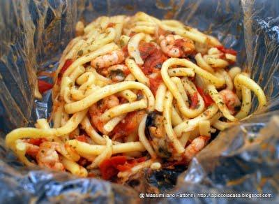 Cartoccio Fata di tagliolini all'uovo e limone con pomodorini del piennolo del Vesuvio e frutti di mare