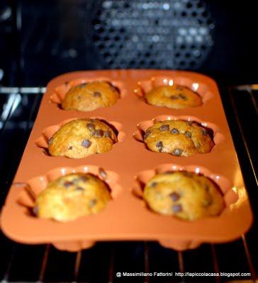 La ricetta dei Super Muffins con scaglie di cioccolata e panna montata fresca