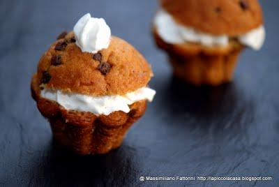 La ricetta dei Super Muffins con scaglie di cioccolata e panna montata fresca