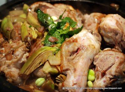 Cosciotto di agnello in tajine con carciofi e fave fresche e profumo di menta, cannella e cumino