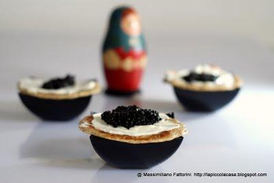 Piccoli blinis veloci con panna acida e uova di aringa - un finger food dalla Russia
