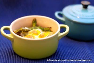 Le uova si son rotte nel nido: Asparagi in cocotte con uova di quaglia e Sale grigio di Guérande al tartufo nero