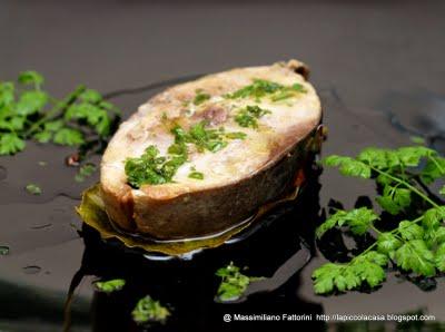 Trancio di palamita alla piastra su foglia di limone con emulsione olio evo e cerfoglio