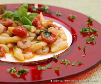 Gnocchetti d'Annunziani con pomodori ciliegini semisecchi, gamberetti rosa e rucola
