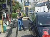Napoli Raccolta firme contro caro benzina (07.06.11)
