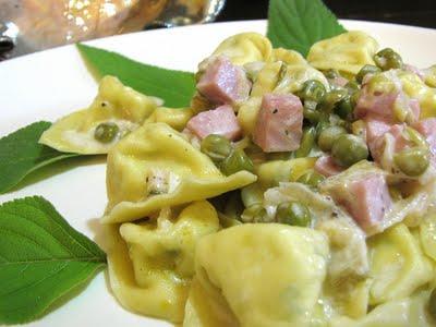 IL SUO NOME E'...... ALICE GINEVRA - CAPPELLETTI ALLE ERBE AROMATICHE DEL NOSTRO BALCONE CON PANNA, PROSCIUTTO COTTO E PISELLI