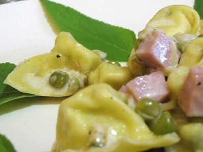 IL SUO NOME E'...... ALICE GINEVRA - CAPPELLETTI ALLE ERBE AROMATICHE DEL NOSTRO BALCONE CON PANNA, PROSCIUTTO COTTO E PISELLI