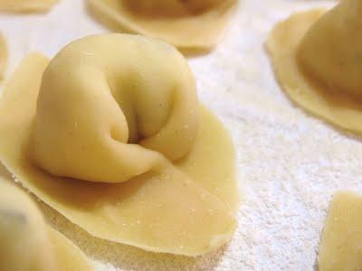 IL SUO NOME E'...... ALICE GINEVRA - CAPPELLETTI ALLE ERBE AROMATICHE DEL NOSTRO BALCONE CON PANNA, PROSCIUTTO COTTO E PISELLI