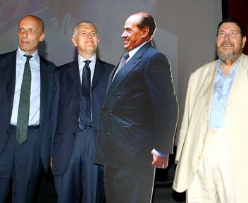 Ferrara riunisce in un cinema di Roma «i liberi servi» di Berlusconi per rilanciarlo