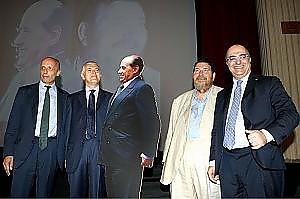 Servi per caso, paraculi per convenienza. La storia triste degli elefantini e di Silvio che li fece volare