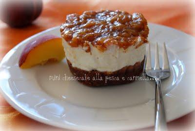 Mini cheesecake alla pesca e cannella