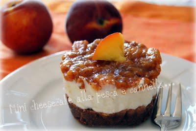 Mini cheesecake alla pesca e cannella