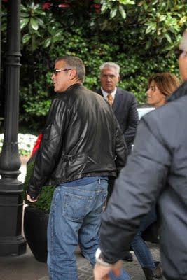 Hotel Principe di Savoia: Clooney e Canalis arrivano a Milano tenendosi per mano