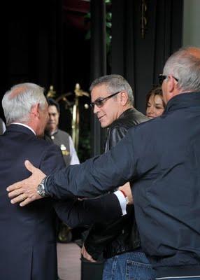 Hotel Principe di Savoia: Clooney e Canalis arrivano a Milano tenendosi per mano