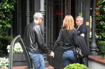 Hotel Principe di Savoia: Clooney e Canalis arrivano a Milano tenendosi per mano