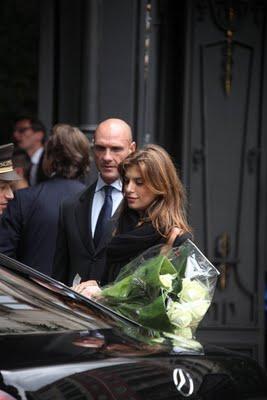 Hotel Principe di Savoia: Clooney e Canalis arrivano a Milano tenendosi per mano