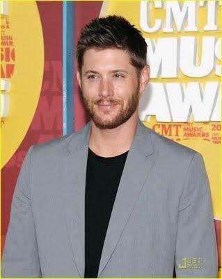 Jensen Ackles ai CMT Awards 2011 con la moglie: che barba!