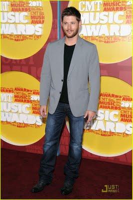 Jensen Ackles ai CMT Awards 2011 con la moglie: che barba!