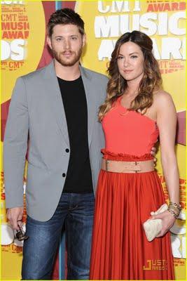 Jensen Ackles ai CMT Awards 2011 con la moglie: che barba!