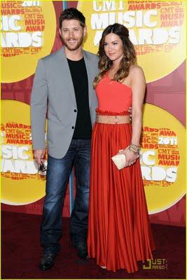 Jensen Ackles ai CMT Awards 2011 con la moglie: che barba!