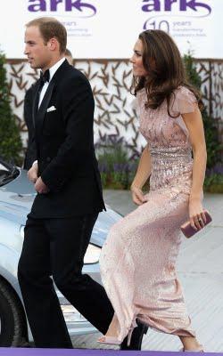 William e Kate all'Ark Gala 2011: il duca strozzato dal vestito