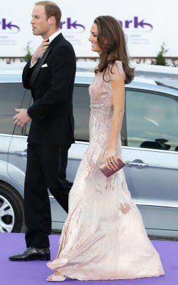 William e Kate all'Ark Gala 2011: il duca strozzato dal vestito