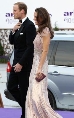 William e Kate all'Ark Gala 2011: il duca strozzato dal vestito