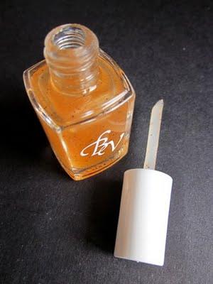 Bottega Verde: Scrub per Cuticole con Nocciolo di Albicocca e Olio di Mandorle Dolci