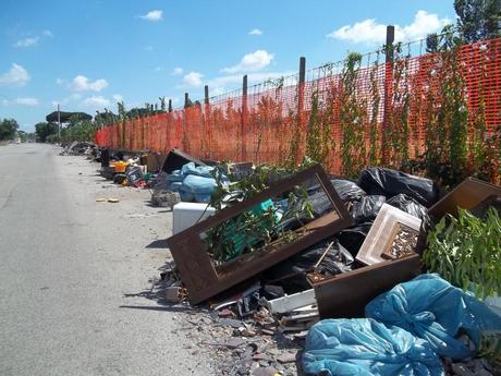 Affare rifiuti in terra di Gomorra, tra pallottole e fango.