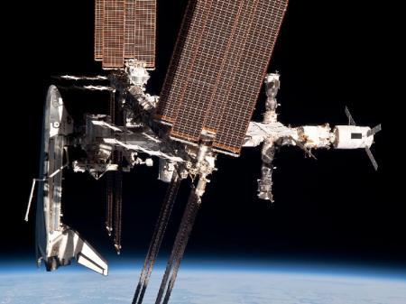 Un abbraccio spaziale tra ISS e Shuttle