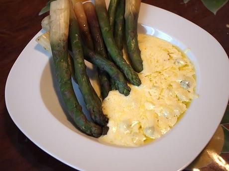 Asparagi con la salsa olandese