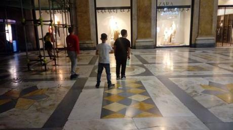 VIDEO. Galleria Umberto nell’inciviltà: scooter parcheggiati e tiro a segno sulle vetrine VIDEO. Galleria Umberto nell’inciviltà: scooter parcheggiati e tiro a segno sulle vetrine