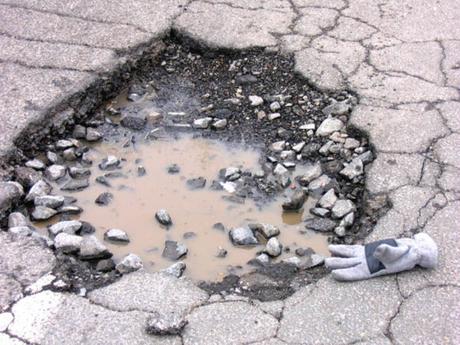 Napoli, lavori stradali in centro città: strade chiuse e percorsi alternativi buca nell'asfalto nella zona di Chiaia posticipa l'avvio della ztl