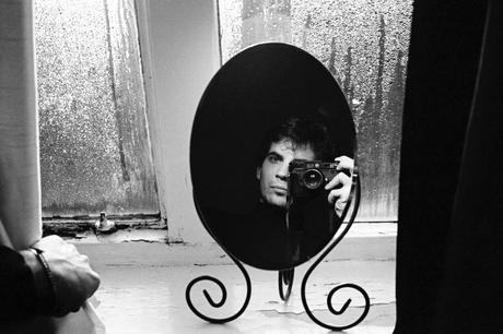L'attrezzatura del fotografo professionista Un autoritratto scattato negli anni di studio a Londra, con la mia vecchia Leica M6