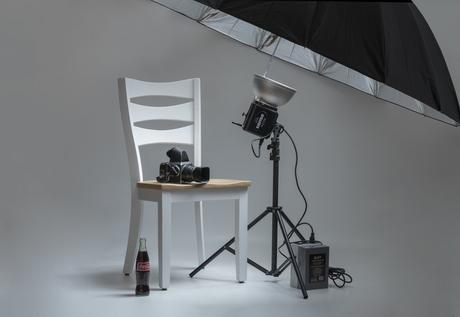 L'attrezzatura del fotografo professionista “Nel caso invece del fotografo che scatta principalmente in sala posa, magari per importanti campagne pubblicitarie, lo strumento migliore è solitamente targato Hasselblad, casa leggendaria produttrice di fotocamere a medio formato digitali e analogiche”